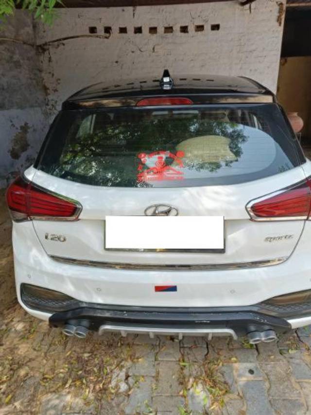 https://images10.gaadi.com/usedcar_image/4594719/original/processed_968d329f-a8e5-4ab6-9a9f-d4883105b4ff.jpg?imwidth=6402