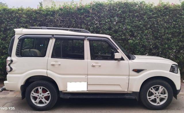https://images10.gaadi.com/usedcar_image/4594765/original/processed_53bbbf4be3f92a1d5257315bd4de38ac.jpg?imwidth=6401