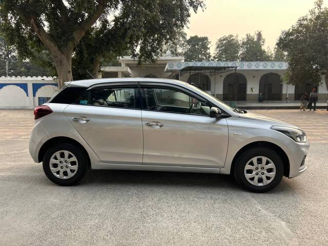 https://images10.gaadi.com/usedcar_image/4594820/original/5348a1e6a3df952712a6315b8e45bb03.jpg?imwidth=6401