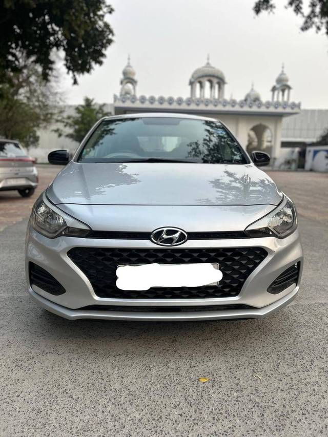 https://images10.gaadi.com/usedcar_image/4594820/original/processed_0511a517045b2264180191be9f5b7531.jpg?imwidth=6400