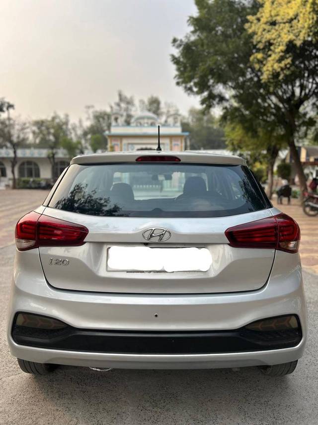 https://images10.gaadi.com/usedcar_image/4594820/original/processed_5b38fd2bed49a09ee207ee34d6e392c2.jpg?imwidth=6402