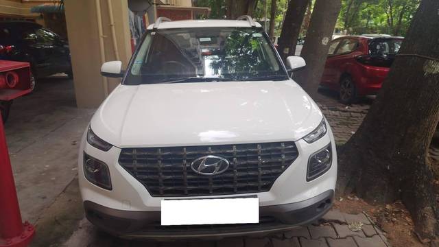 https://images10.gaadi.com/usedcar_image/4594981/original/processed_b1210435-95f8-427d-99c2-ab40c0cfe182.jpg?imwidth=6400