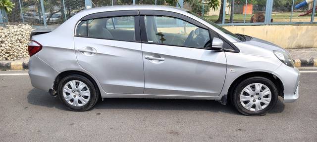 https://images10.gaadi.com/usedcar_image/4595068/original/4a9f86477d60b1570375d7eacb41c1e2.jpg?imwidth=6401