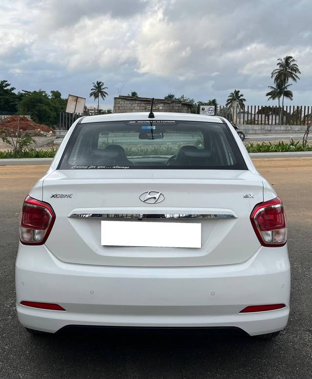 https://images10.gaadi.com/usedcar_image/4595140/original/processed_73b3b1009c7e78e7b6b4a3b77a85512a.jpg?imwidth=6402