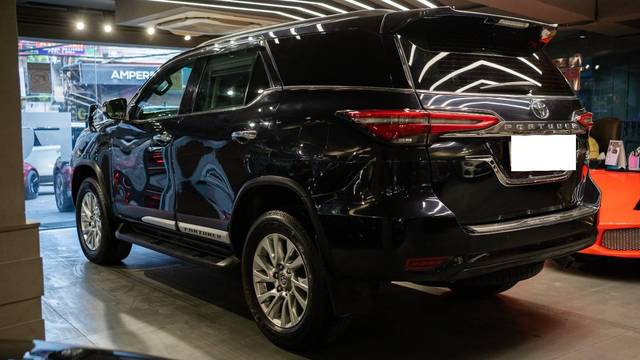 https://images10.gaadi.com/usedcar_image/4595159/original/processed_de2ed3e06e6d0c3e77b508254f35d14b.jpg?imwidth=6402
