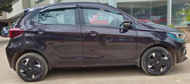 https://images10.gaadi.com/usedcar_image/4595203/original/processed_40d21f8c15d499cd1ed0246ca231c6f0.jpeg?imwidth=6401