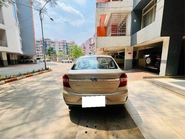 https://images10.gaadi.com/usedcar_image/4595302/original/processed_eaf1463e-331d-4186-b962-0d701f9442ae.jpeg?imwidth=6402
