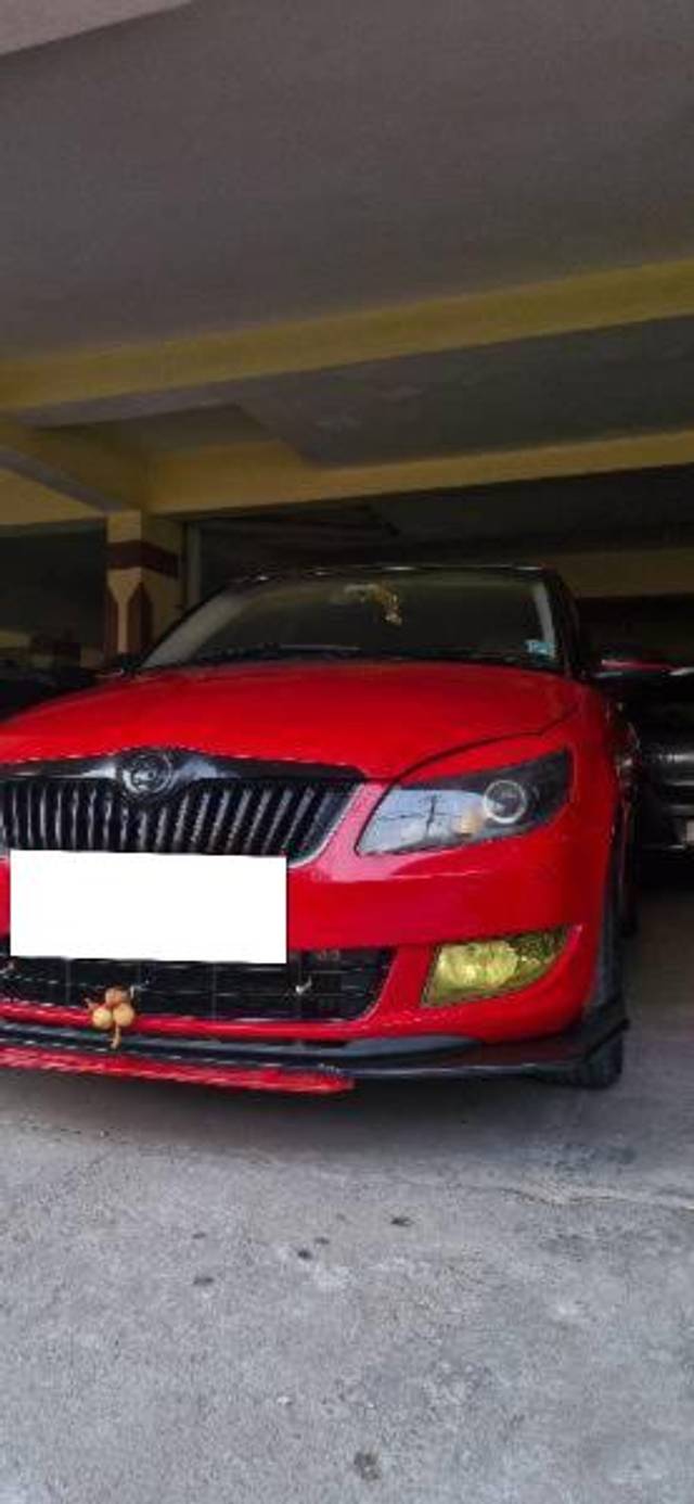 https://images10.gaadi.com/usedcar_image/4595324/original/processed_1b98a30d-308e-4d18-9fa8-59953005880b.jpg?imwidth=6401