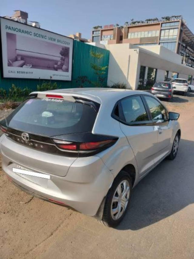 https://images10.gaadi.com/usedcar_image/4595365/original/processed_e069e191-857e-4e7d-ab18-cc96d665079c.jpg?imwidth=6400