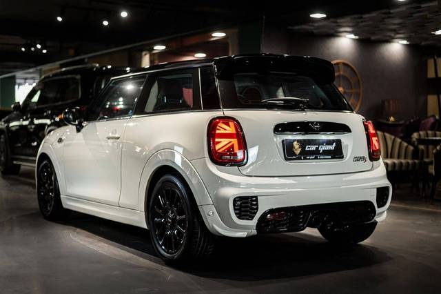 https://images10.gaadi.com/usedcar_image/4595372/original/processed_8a14111254078a82fb4c7d4b76f8e0f1.jpeg?imwidth=6401