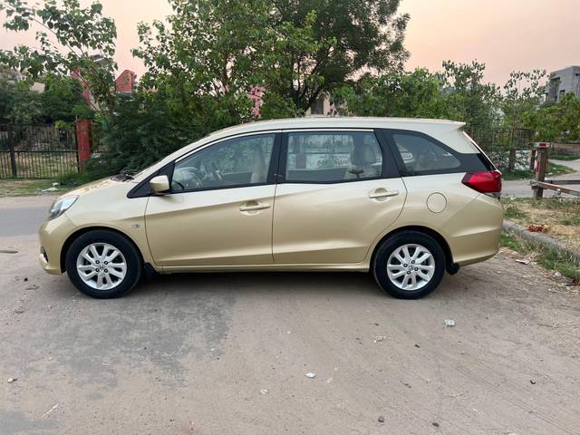 https://images10.gaadi.com/usedcar_image/4595465/original/processed_783fc9a6d95afb9a00cc4f1368f9fa7e.jpg?imwidth=6402