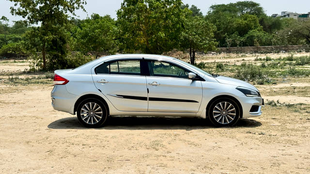 https://images10.gaadi.com/usedcar_image/4595542/original/d8db5549f273c7f1040aa9792fbbc30a.JPG?imwidth=6401