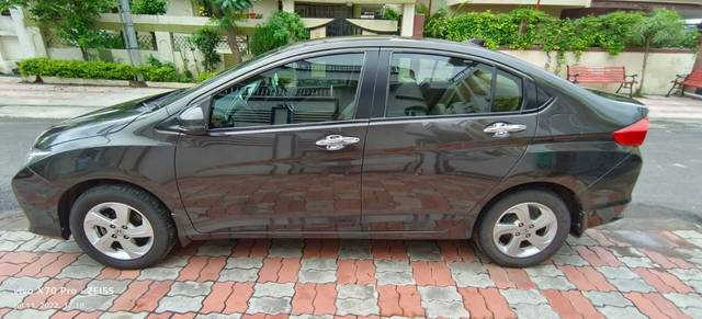 https://images10.gaadi.com/usedcar_image/4595654/original/processed_fd248c93-bb8a-4eb2-817c-2176879fc960.jpg?imwidth=6402