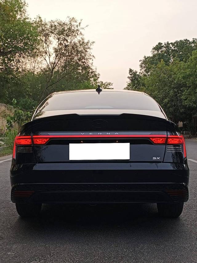 https://images10.gaadi.com/usedcar_image/4595843/original/processed_7c66dea391bd9ebcd288263f8f3f350d.jpg?imwidth=6401