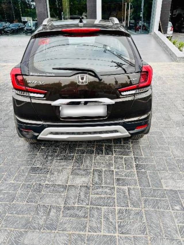 https://images10.gaadi.com/usedcar_image/4595862/original/processed_20d6d976-06c9-43c2-b483-ab397ec6e5d6.jpeg?imwidth=6401