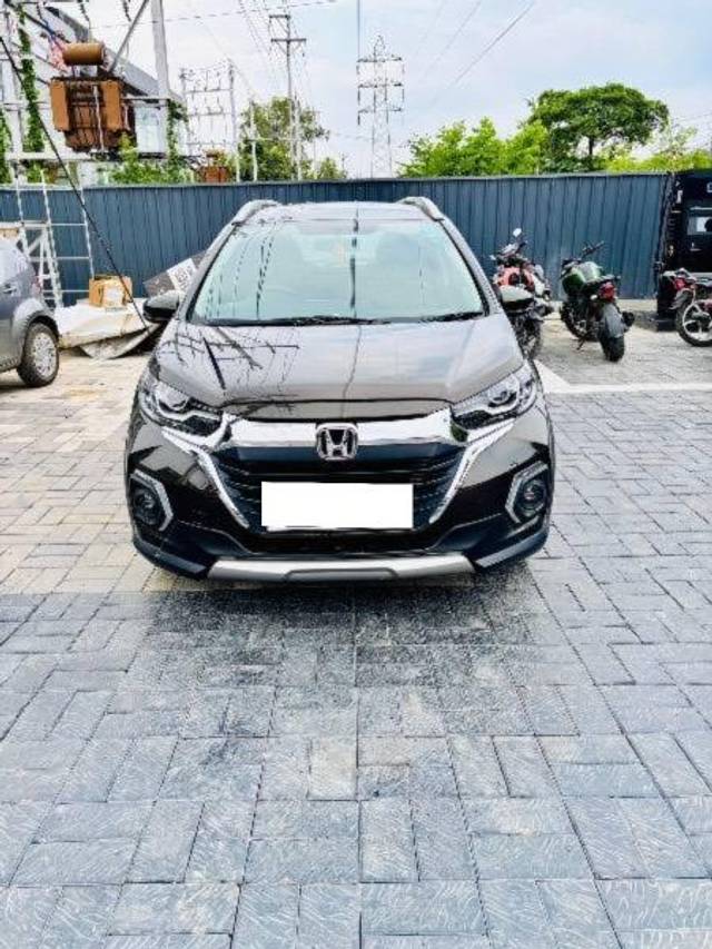 https://images10.gaadi.com/usedcar_image/4595862/original/processed_301eb47c-bba0-41d1-9b3c-4d2b09b6505c.jpeg?imwidth=6400