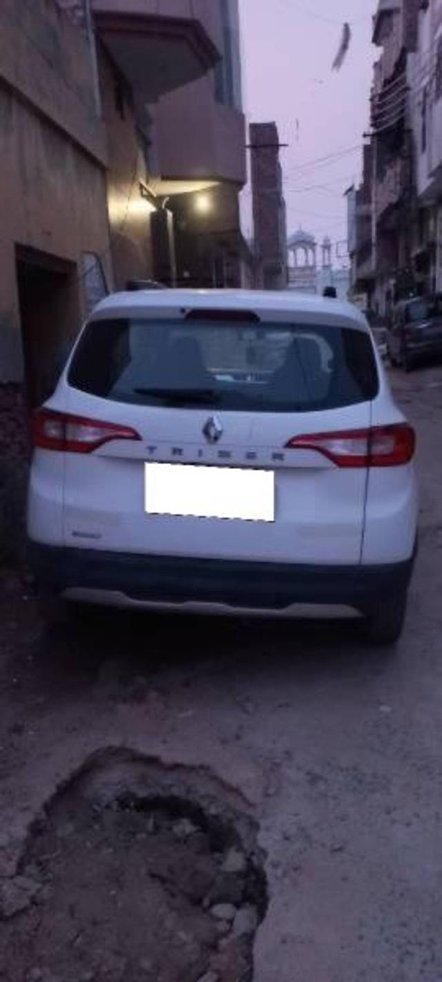 https://images10.gaadi.com/usedcar_image/4596030/original/processed_5a0534d9-6a18-478c-a5f5-5382f2fdc2b6.jpg?imwidth=6400