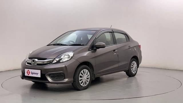 https://images10.gaadi.com/usedcar_image/4596140/original/872d6abf10248a07628a060adc546736.JPG?imwidth=6400