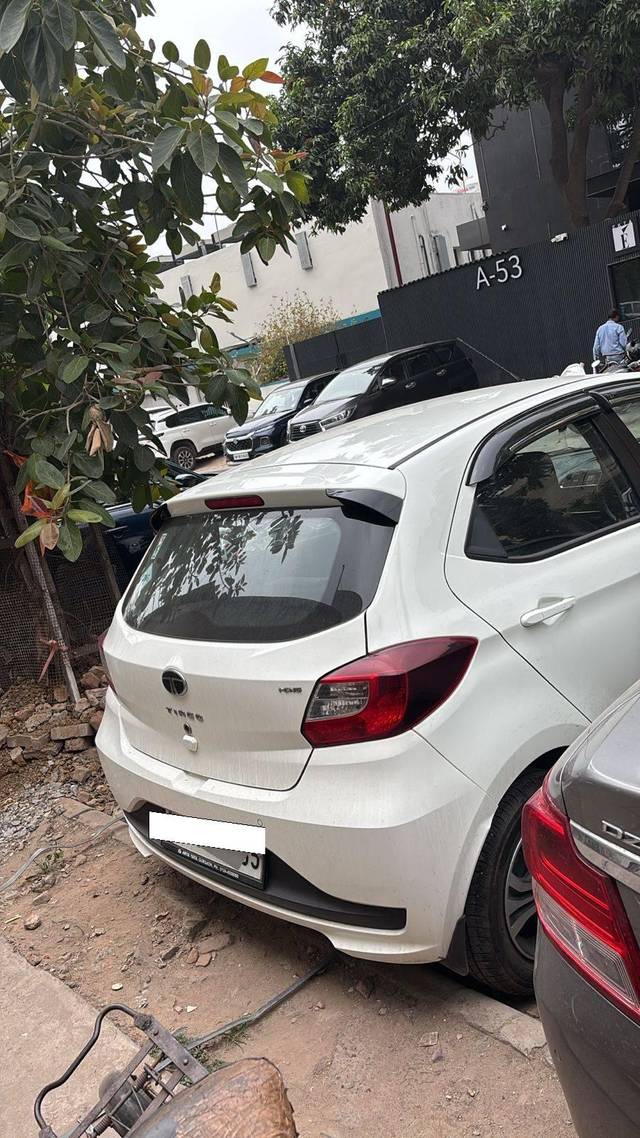 https://images10.gaadi.com/usedcar_image/4596401/original/processed_55ef7001-9f4e-43be-9c6d-629fa0d293aa.jpg?imwidth=6401