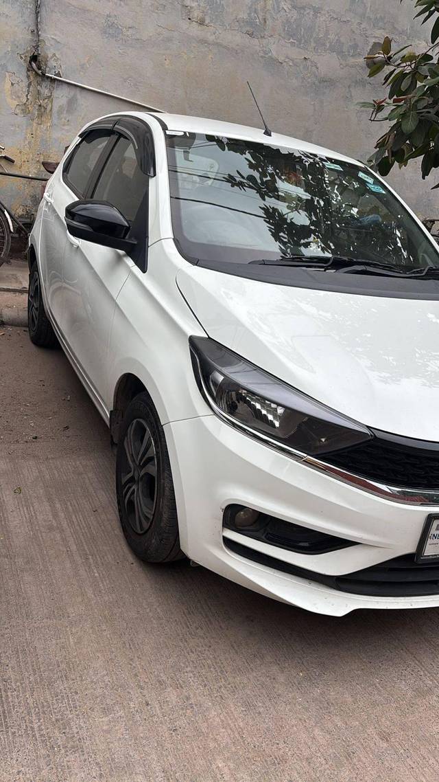 https://images10.gaadi.com/usedcar_image/4596401/original/processed_7dc57fe6-58be-4a7e-aaad-044e2a070d02.jpg?imwidth=6400