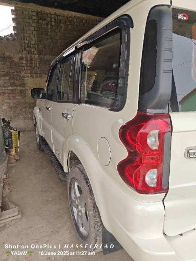 https://images10.gaadi.com/usedcar_image/4596449/original/processed_d7eede62-52ff-4d05-a777-23e2560163cb.jpg?imwidth=6400