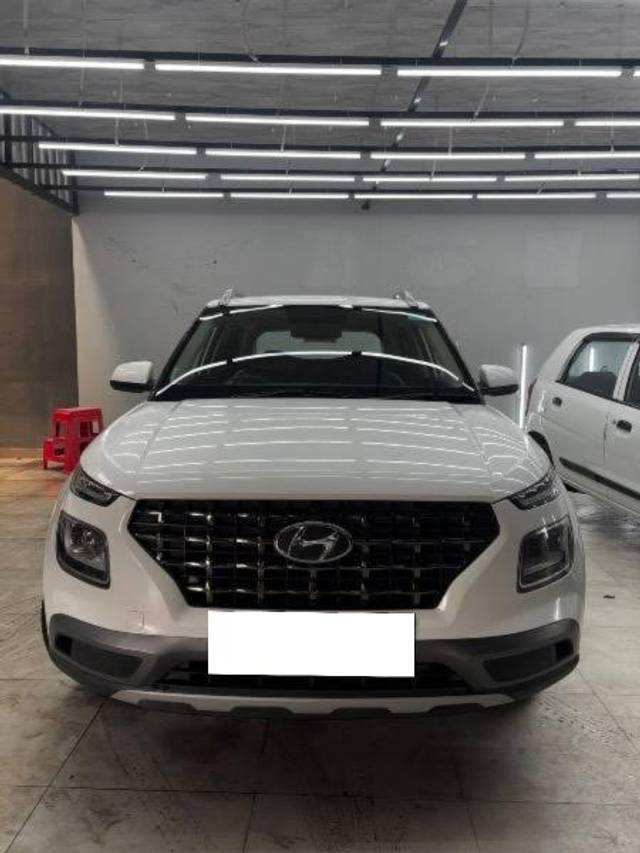 https://images10.gaadi.com/usedcar_image/4596634/original/processed_240b8004-ddc9-45a6-a82e-4fba094ee6fa.jpeg?imwidth=6402