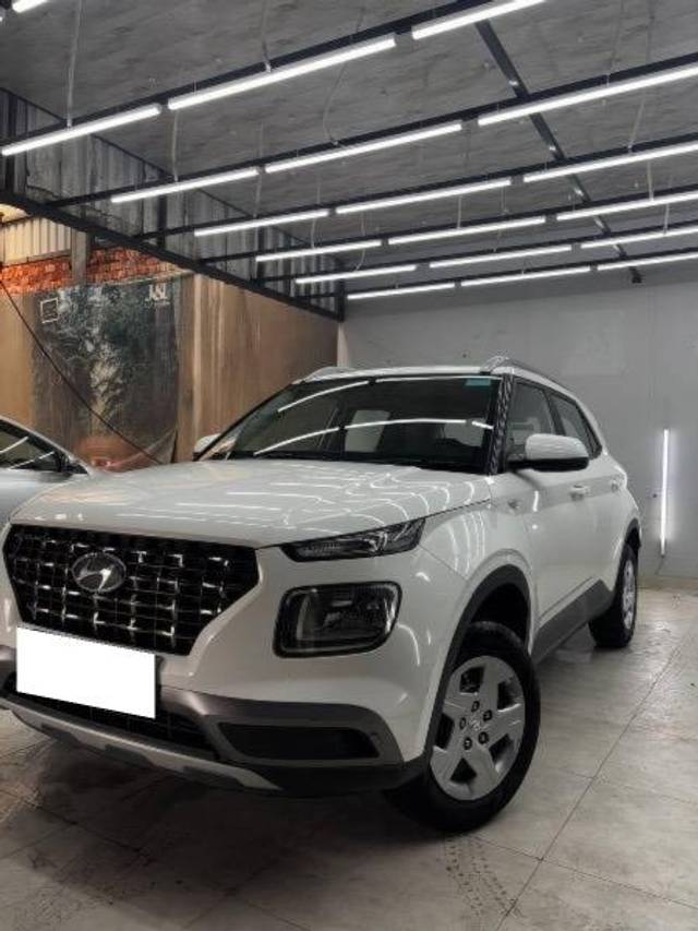 https://images10.gaadi.com/usedcar_image/4596634/original/processed_e91e58ed-d43b-45bd-b499-7f7ca40efe77.jpeg?imwidth=6401