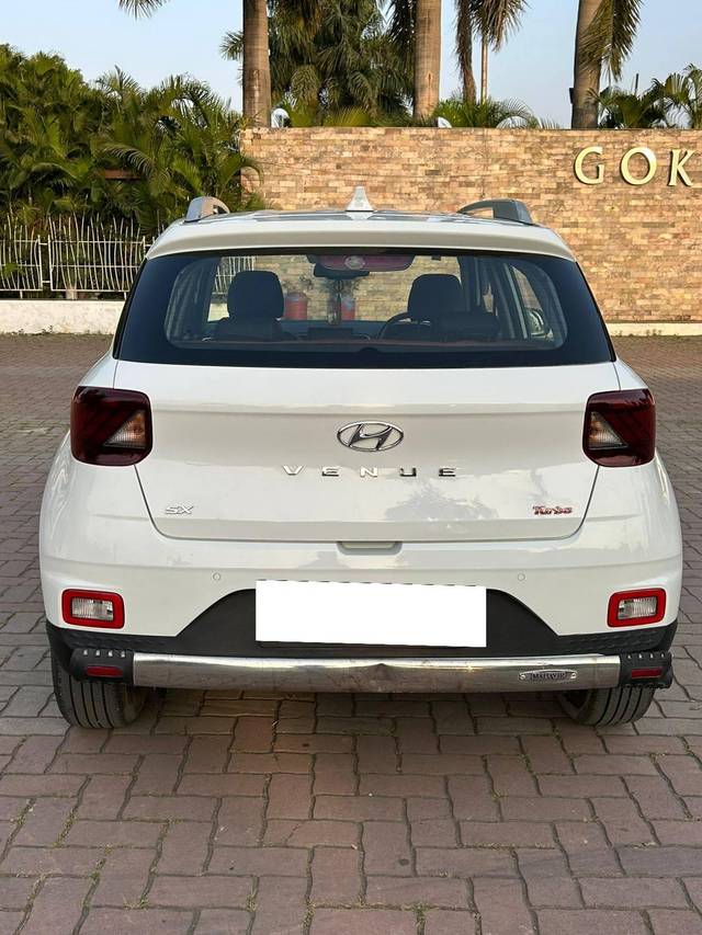 https://images10.gaadi.com/usedcar_image/4596694/original/processed_43158cd8d98a465bb47aac4bd83e1999.jpeg?imwidth=6402