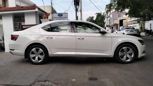 https://images10.gaadi.com/usedcar_image/4596809/original/processed_d488529bd3d2fff9ddb5bded6cdc6107.jpg?imwidth=6401