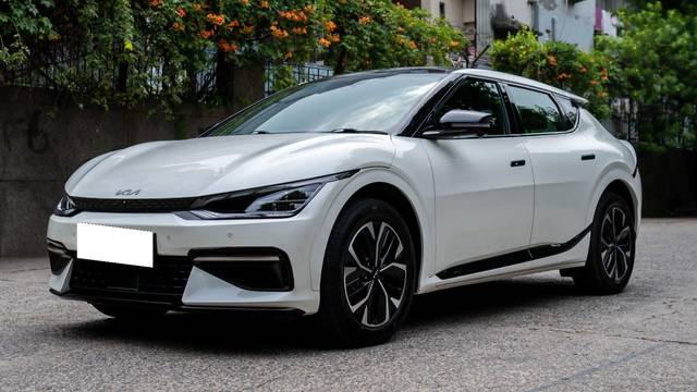 https://images10.gaadi.com/usedcar_image/4596815/original/processed_ae935159a64b116fdb6fd587db7d0315.jpg?imwidth=6402