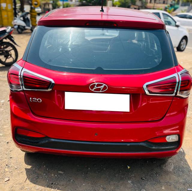 https://images10.gaadi.com/usedcar_image/4596926/original/processed_64a90e13-42ba-4cf0-9d10-d9f5458df8eb.jpg?imwidth=6402