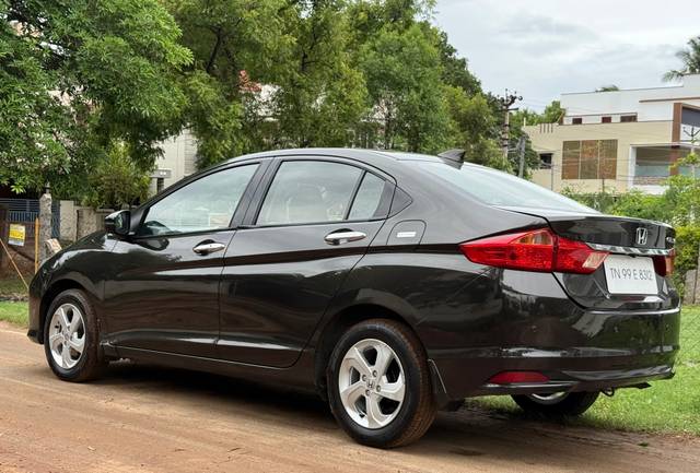 https://images10.gaadi.com/usedcar_image/4596939/original/processed_2fe679ba-5c0c-467a-9689-c480b319b015.jpg?imwidth=6402