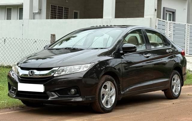 https://images10.gaadi.com/usedcar_image/4596939/original/processed_755f4191-cdf0-494c-a624-93179655f733.jpg?imwidth=6400