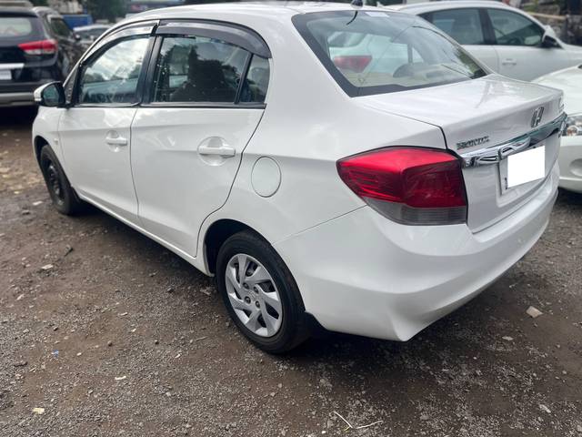 https://images10.gaadi.com/usedcar_image/4596950/original/processed_433e2188-d5f2-4d10-aeae-8de0e2444c36.jpg?imwidth=6402