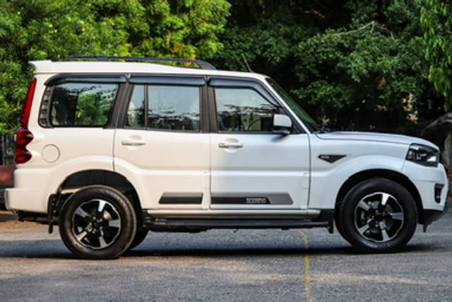 https://images10.gaadi.com/usedcar_image/4596961/original/f5bcccac6b43251a81465450bdd0e863.jpg?imwidth=6401