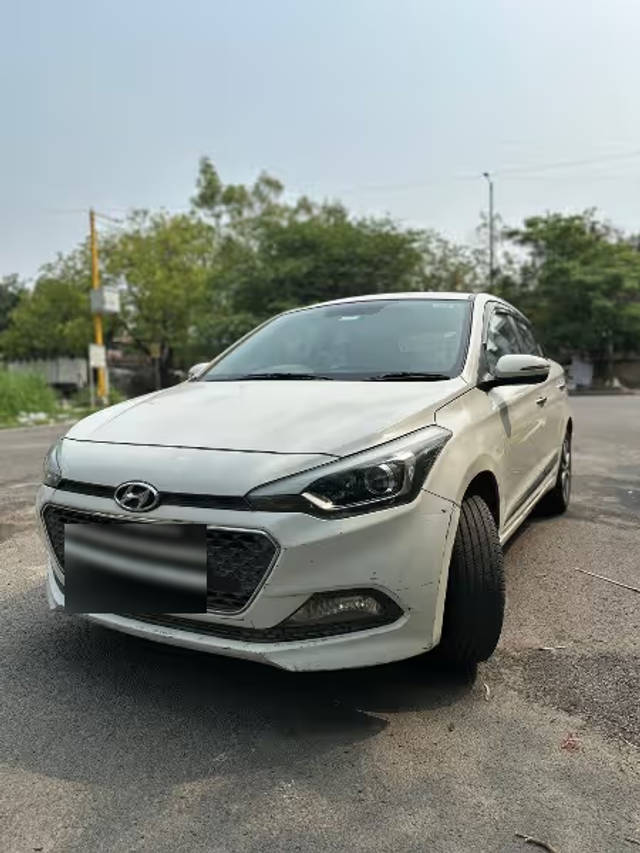 https://images10.gaadi.com/usedcar_image/4597100/original/d4d1d434-b2b9-45d5-ac02-6ba8056ff258.png?imwidth=6400