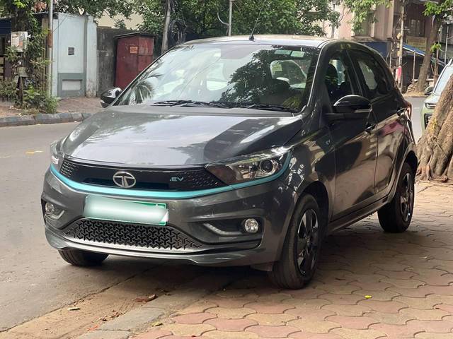 https://images10.gaadi.com/usedcar_image/4597115/original/processed_9ac0137d095f9a80f9814b7ae31b0424.jpg?imwidth=6402