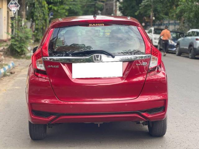 https://images10.gaadi.com/usedcar_image/4597152/original/processed_35bb03ad56eacdb82965af4e9c93c9cb.jpg?imwidth=6402