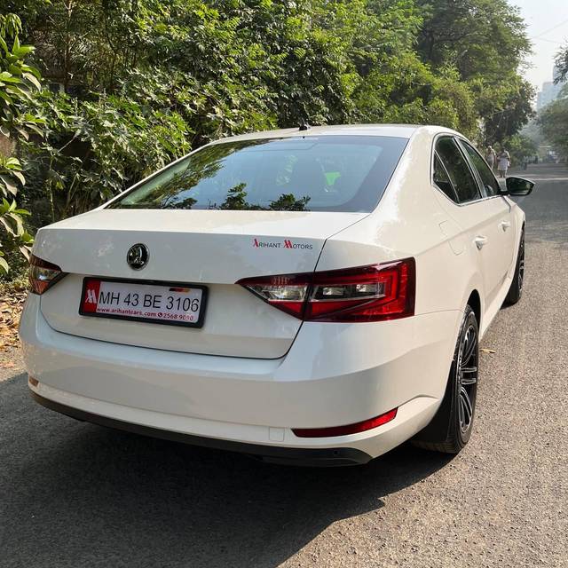 https://images10.gaadi.com/usedcar_image/4597187/original/processed_d366347efb2f64a81040711c209068e5.jpg?imwidth=6401