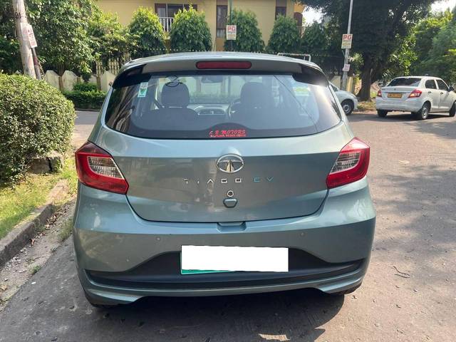 https://images10.gaadi.com/usedcar_image/4597262/original/processed_48d23a7dd287c6422be0954e8996e464.jpg?imwidth=6401