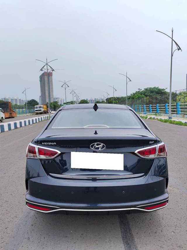 https://images10.gaadi.com/usedcar_image/4597327/original/processed_a97c4ce2521ec872056f547a5ff39913.jpg?imwidth=6402
