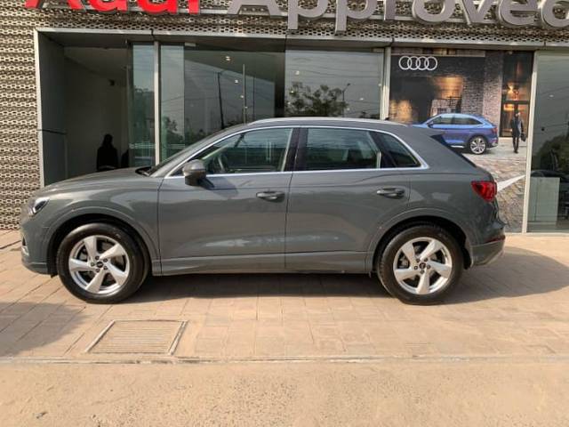 https://images10.gaadi.com/usedcar_image/4597387/original/50ff55ae54107719ec00d53409cd64ae.jpg?imwidth=6402