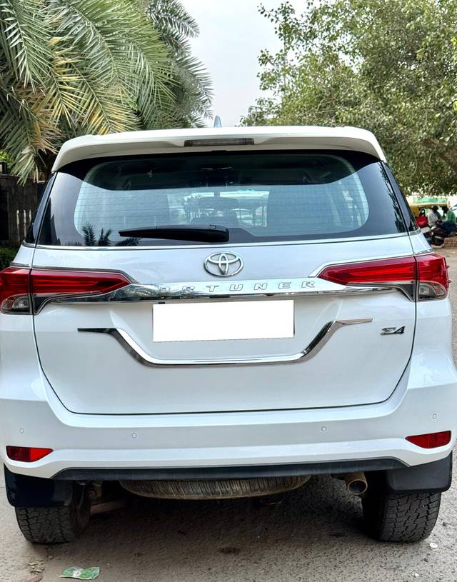 https://images10.gaadi.com/usedcar_image/4597425/original/processed_7bb23f27d51ed9be7d052159e06952ba.jpg?imwidth=6402