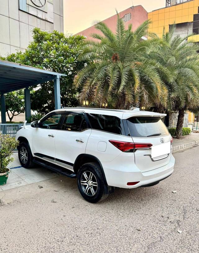https://images10.gaadi.com/usedcar_image/4597445/original/processed_9f4e01b1f35115f920336eeffc41ec46.jpg?imwidth=6402