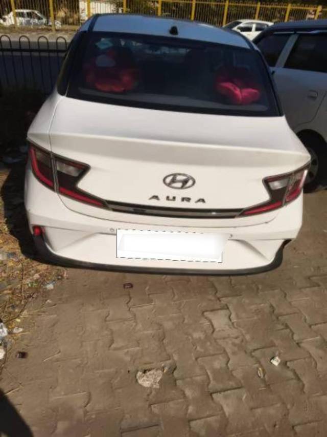 https://images10.gaadi.com/usedcar_image/4597683/original/processed_processed_8e922aad-e2f1-4648-a8f3-6fd400b65c00.jpg?imwidth=6401