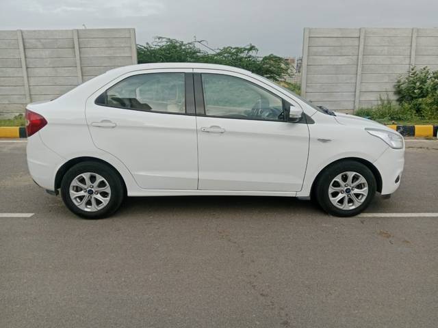 https://images10.gaadi.com/usedcar_image/4597687/original/54248456ef8b9a12de27192fc1e4e462.jpg?imwidth=6401