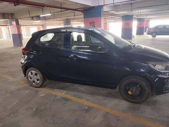https://images10.gaadi.com/usedcar_image/4597784/original/processed_5aa849ca-2e16-49f6-a80b-37839cc80b4b.jpg?imwidth=6402
