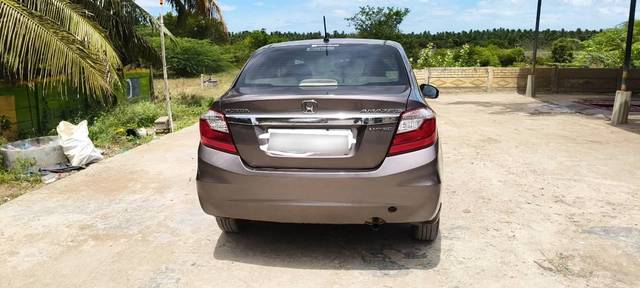 https://images10.gaadi.com/usedcar_image/4597861/original/processed_94dc1c56-6320-4fb3-9147-d37fe1aa54d9.jpg?imwidth=6402