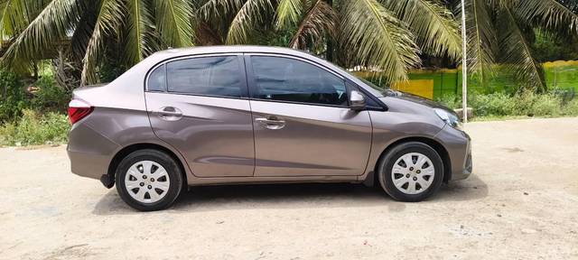 https://images10.gaadi.com/usedcar_image/4597861/original/processed_ac71abfe-ea88-4c79-9670-3771e730ba30.jpg?imwidth=6401