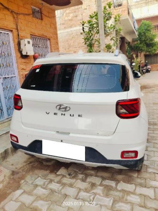 https://images10.gaadi.com/usedcar_image/4597865/original/processed_4085b12b-9401-45f2-b71b-0b24f92425cb.jpg?imwidth=6401